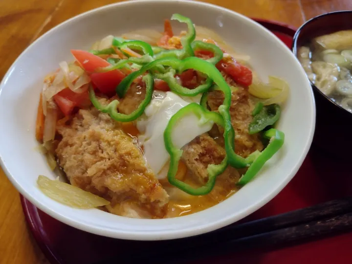 野菜トッピングのカツ丼|ドッコイさん