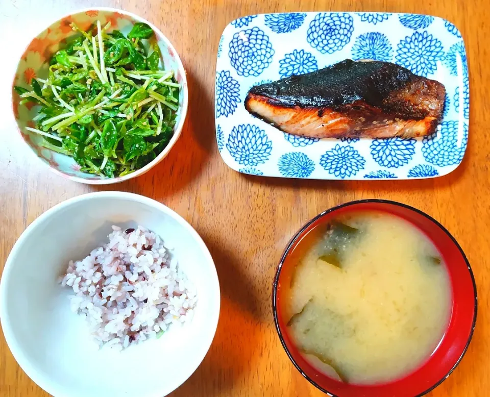 2022 0610　鰤の塩麹焼き　豆苗サラダ　なめことわかめのお味噌汁|いもこ。さん