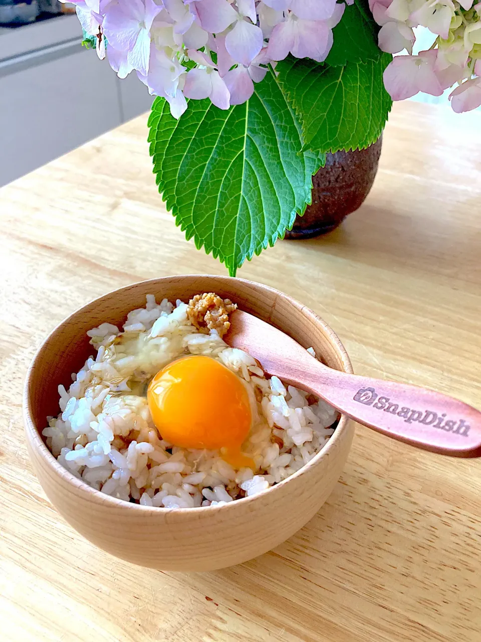 Snapdishの料理写真:卵かけご飯〜アマニオイルと自家製ニンニク🧄味噌で。途中で中川政七商店の国産素材のかける薬味味噌(ふりかけ)と自家製甘酒を追加して、焼き海苔で巻きながら頂きました❤️|さくたえさん