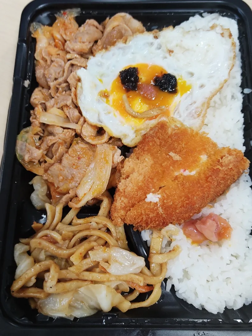 豚キムチ弁当 350円

沖縄の料理に欠かせないのが豚肉です。
なぜ沖縄県民では、これほどまでに豚肉を好むのか。
料理研究家の方がこんな事をおっしゃってました。
「限られた食材を最大限利用するだけでなく、一番美味しく食べるために真剣に向き合った結果、豚肉料理が愛された」
鳴き声意外全て食べちゃう県民なのです。|Rピージャーさん