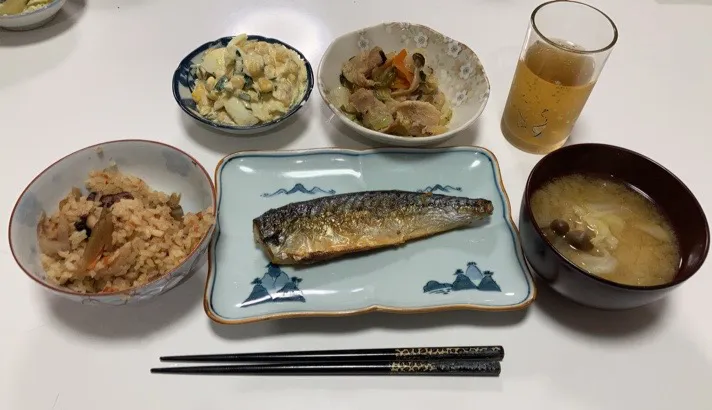 晩御飯☆サラダ（胡瓜、コーン、ツナ、卵）☆鯖フィレ☆タコ飯☆野菜炒め☆みそ汁（しめじ、キャベツ）|Saharaさん