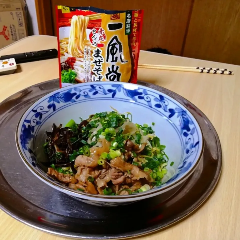 まぜそば。
肉茹でて味付けして、もやし茹でて味付けして、きくらげ戻して炒めて味付けして、ネギ1把スライスして、
たかがラーメンに1時間かかってしまった。
昨日の準備不足だ。反省。|ariyo4200さん