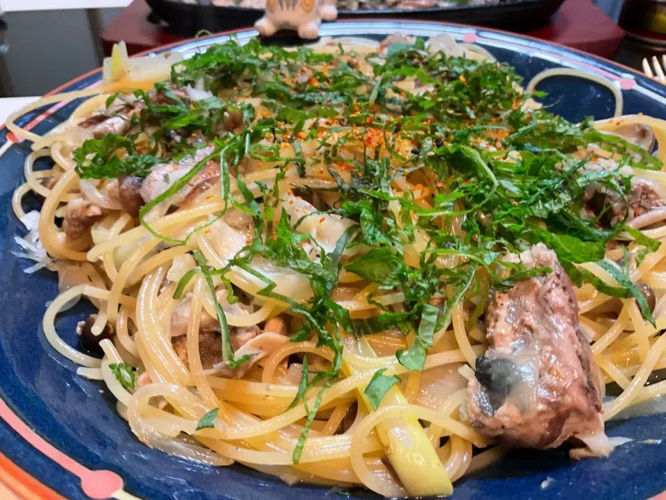 昆布だしで鯖缶のパスタ　プランターで育ったシソを散らして|Takeshi  Nagakiさん