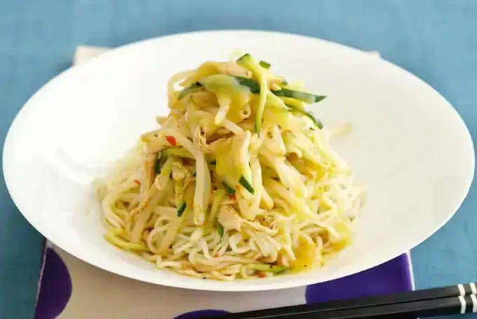 もやしと蒸し鶏のピリ辛和えのせ冷麺|マルコメ キッチンさん