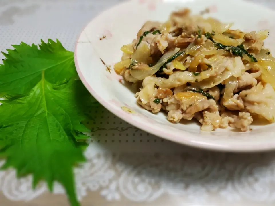 🥬さっぱり和風🐷豚肉と大葉の胡麻ポン酢炒め|みよぱさん