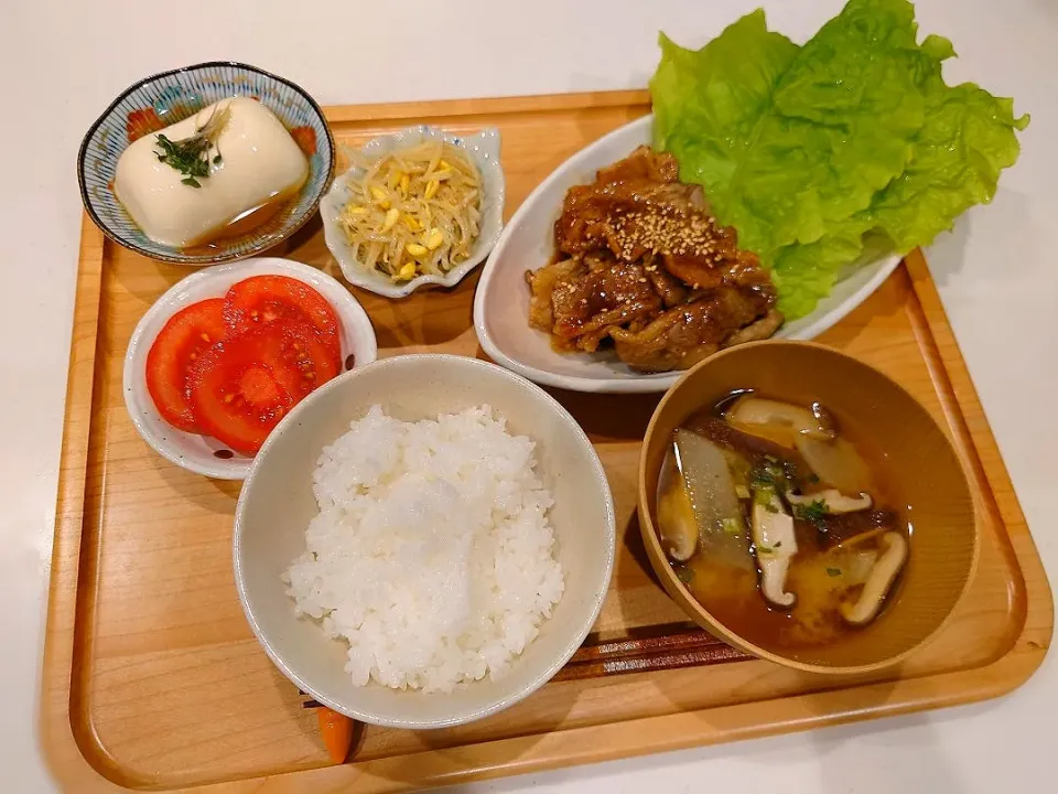 焼肉、もやしのナムル、温泉豆腐、トマト、味噌汁|sorsmdさん