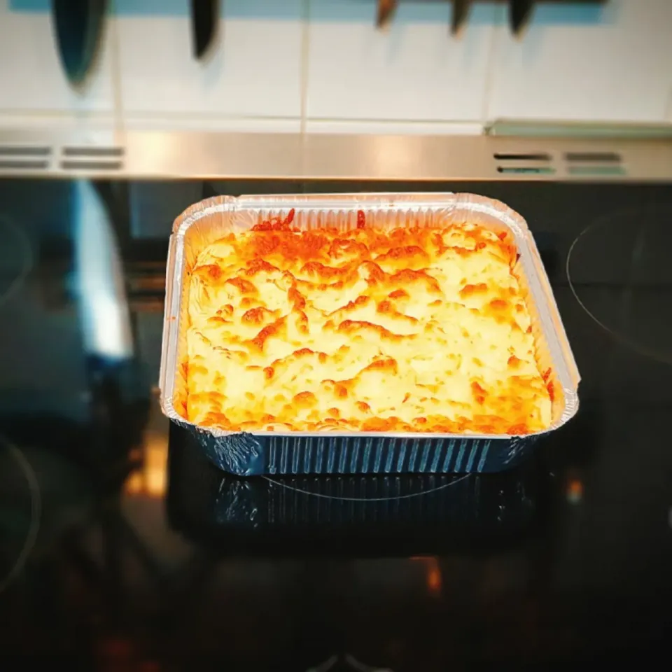 Cottage Pie - Beef mince with garlic, onion, tomatoes, herbs, sauce, potatoes, and mozzarella cheese.|Aldin Alicさん