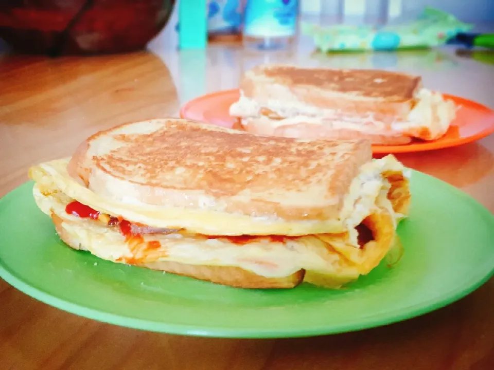 Egg toast with mozzarella cheese, bacon and sauce.|Aldin Alicさん