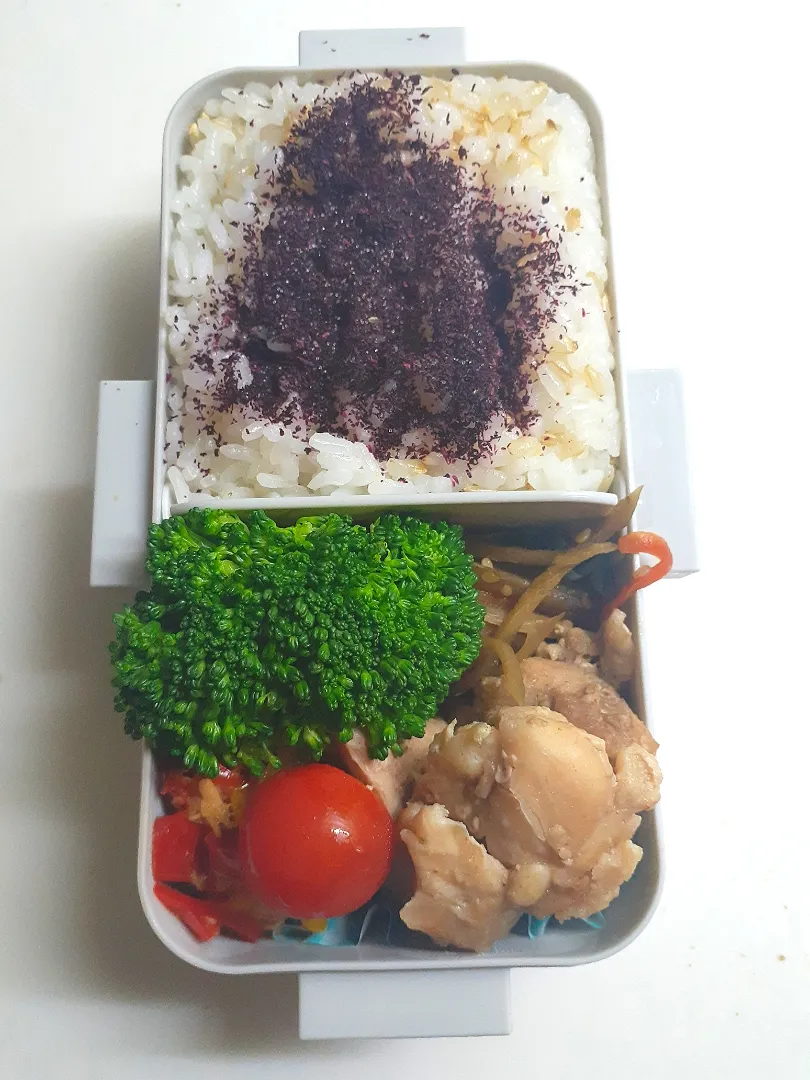 ☆中学生弁当☆玄米入りゆかりごはん、金平牛蒡、胡麻焼鳥、無限パプリカ、ブロッコリー、ミニトマト|ｼｮｺﾗさん