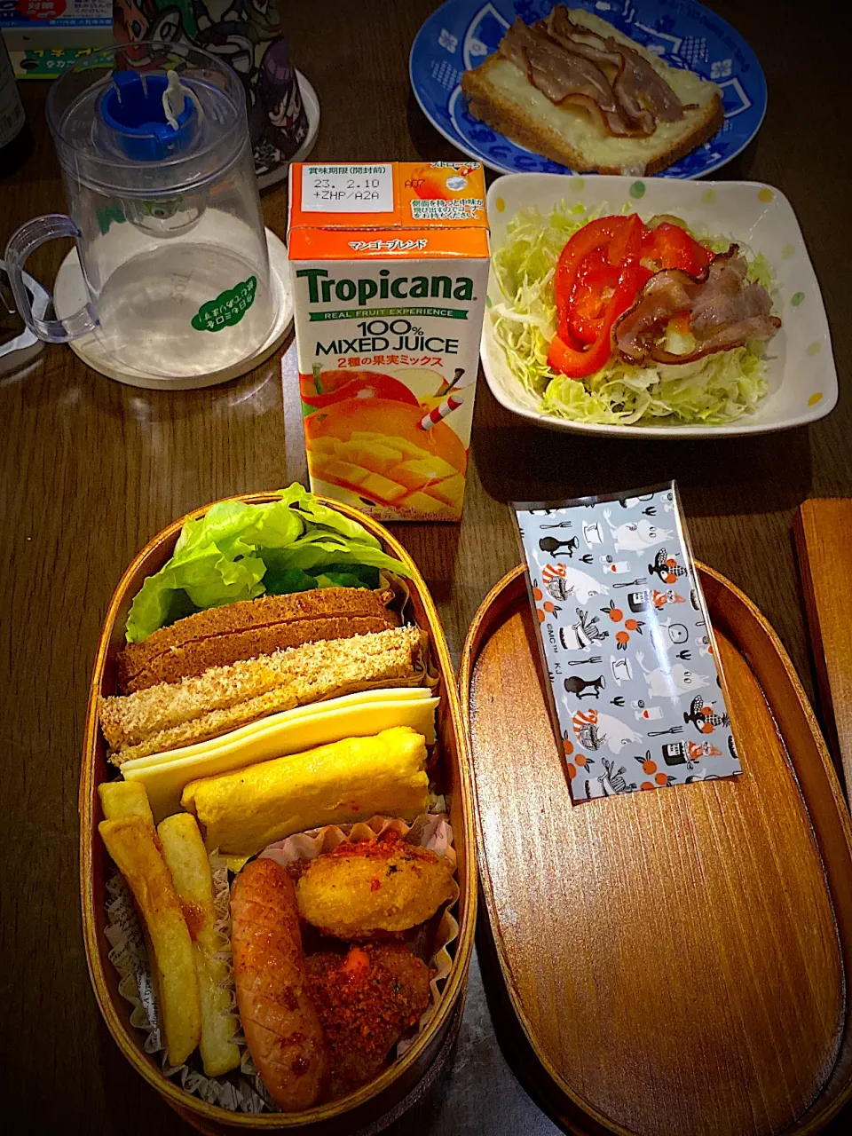 Snapdishの料理写真:お弁当🍱　サンドイッチ　ハムソテー　チーズ　卵焼き　フライドチキン　オーロラ辛ソース　クリスピーチキンシーズニング　ソーセージソテー　フライドポテト　バーベキューシーズニング　フルーツジュース　五穀アイスティー|ch＊K*∀o(^^*)♪さん