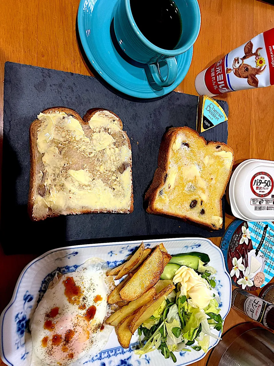 朝パンで #朝食 薄しぃコーヒー、ポテトフライ、胡桃パン(玉子野菜乗せ)、レーズンパン(バニラチーズ練乳乗せて)|ms903さん