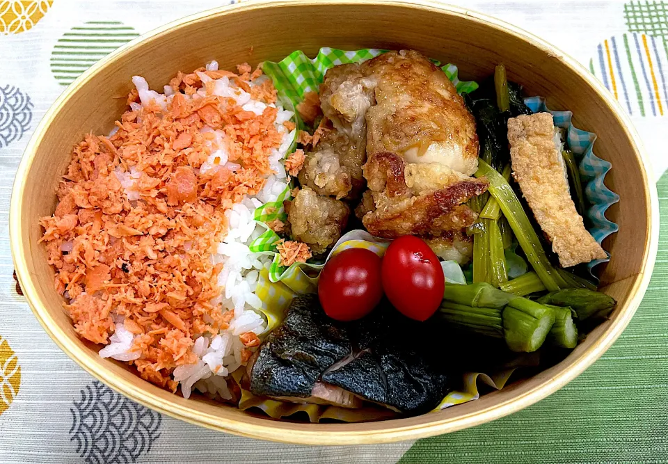 唐揚げ、塩サバ、揚げ出しとシャケフレークご飯🍱|なお🅿️さん