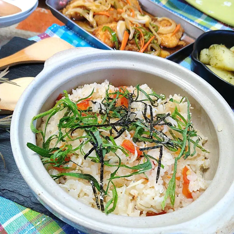 キャンプ風お家メシ〜
トマトとじゃこの炊き込みご飯🎶|とまと🍅さん