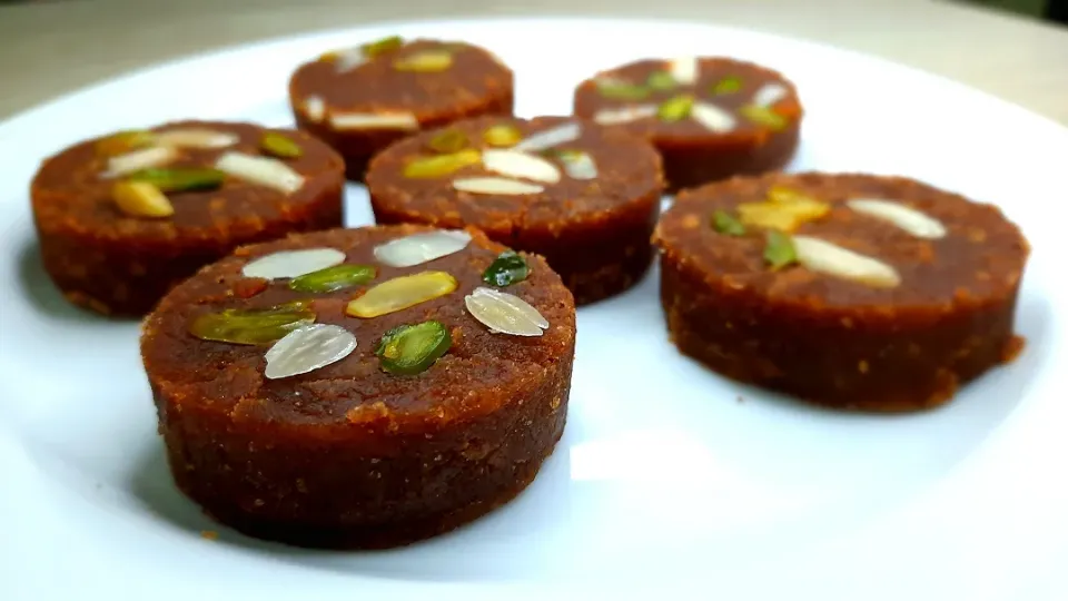 Mouth Watering Besan Laddu|Recipes By Fizaさん