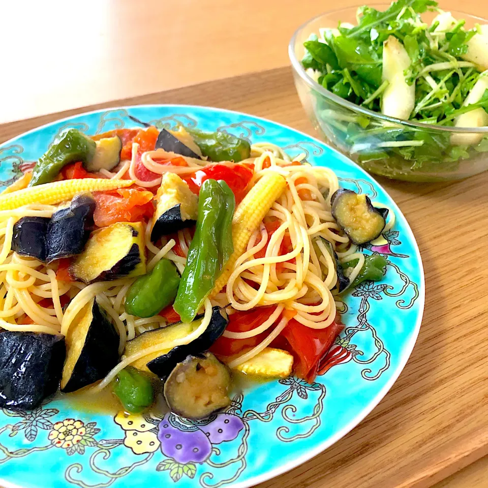 #vegan 
夏野菜のパスタとルッコラと桃のサラダ|makiko_aさん