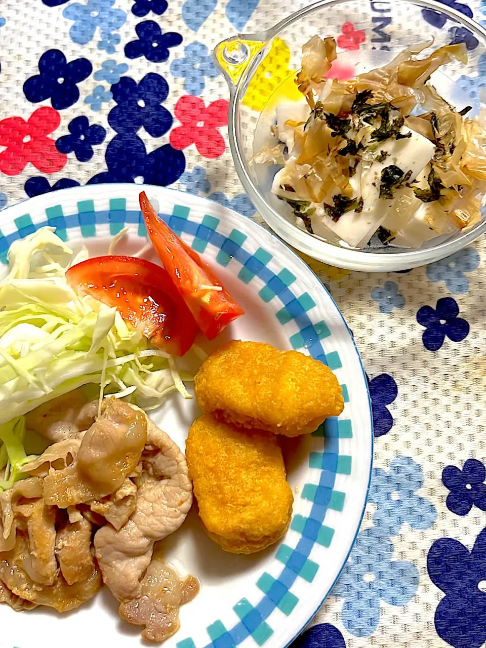 豚の生姜焼き　キャベツ　トマト🍅　チキンナゲット　長芋のおかか和え|4jinoanataさん