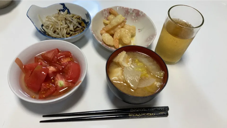 晩御飯╰(*´︶`*)╯♡☆酢トマト☆エビマヨ☆もやしの塩っぺ和え☆みそ汁（白菜、大根、厚揚げ）|Saharaさん