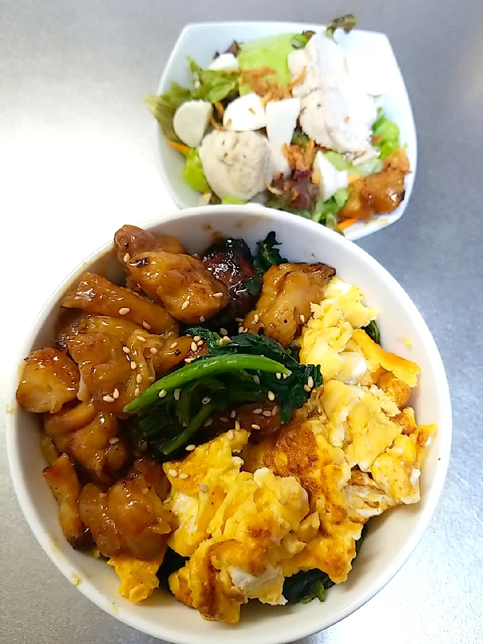 今日の晩御飯

🍴焼き鳥丼(ファミマの焼き鳥)、ほうれん草のバター炒め&炒りたまご
🍴夫作の鶏ハムサラダ

ほうれん草のバター炒めと炒りたまごは長男が作ってくれました。|Riapple🍎さん