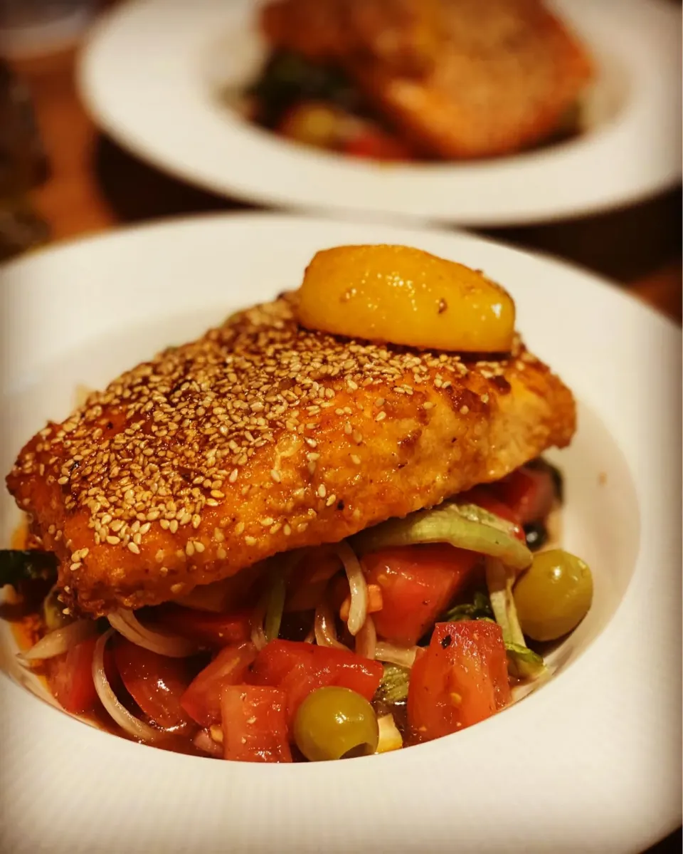 Dinner ! Dinner ! 
Baked Fresh Salmon Fillet topped with Sesame Cayenne & Lemon on a Bed of Spinach , Tomato , Onion Olive 🫒 salad with Balsamic & Sesame oil D|Emanuel Hayashiさん