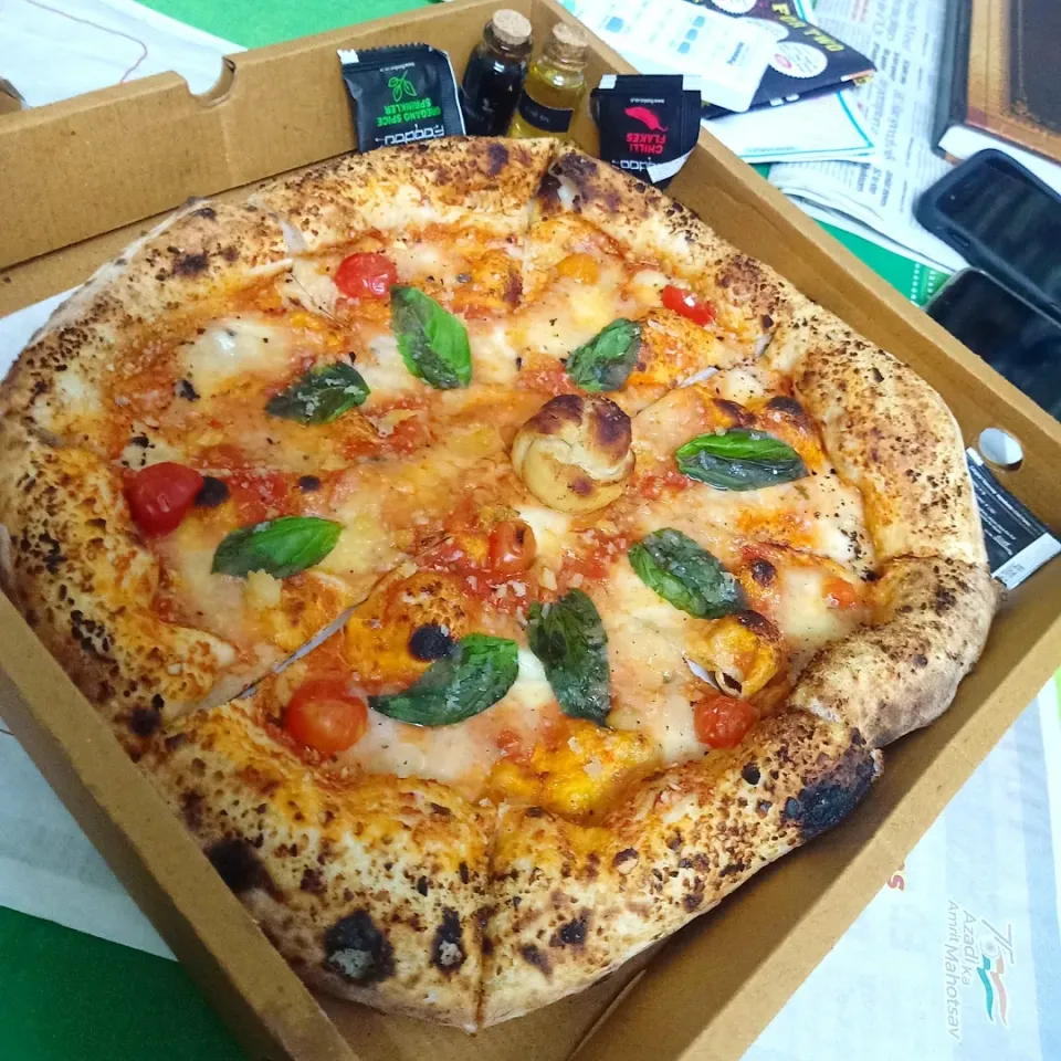 Snapdishの料理写真:thin crust pizza|Shabnam Aaraさん