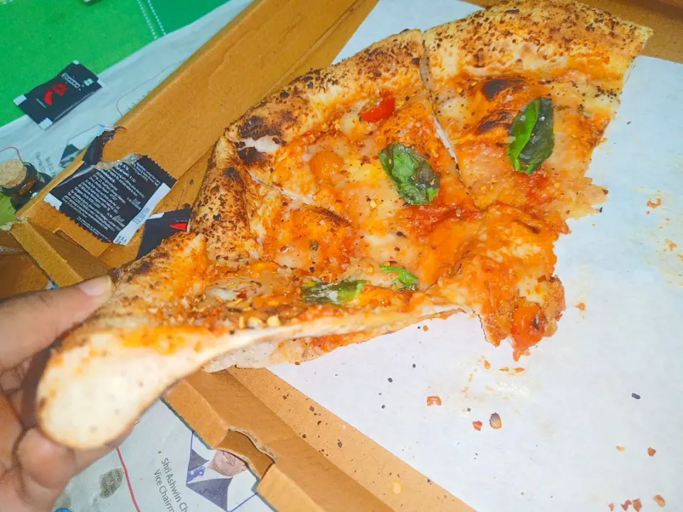 Snapdishの料理写真:thin crust pizza|Shabnam Aaraさん