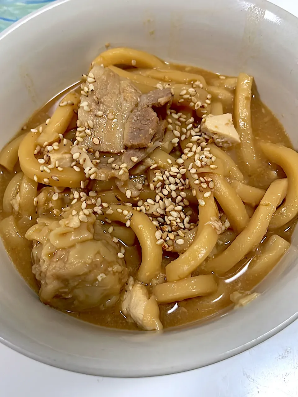 え〜と。。。うどんと焼売と豚肉と豆腐と玉ねぎ、レタスと味噌♫wwww  2022.6.15朝|Yoshihiro Andoさん