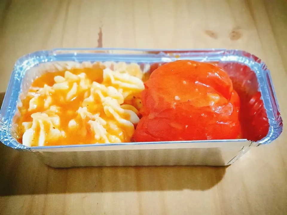 Stuffed Peppers with beef mince, garlic, onion, herbs, mash potatoes and sauce.|Aldin Alicさん