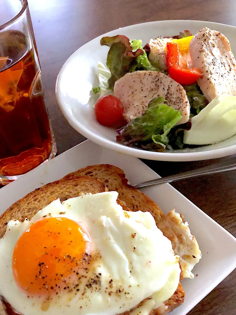 今朝は、低温調理した鶏むね肉と全粒粉のチーズトースト|Satomi Ichikawaさん