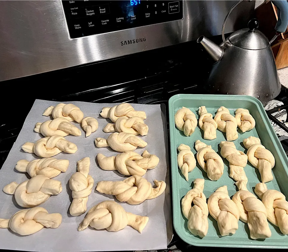 2nd rise… then we will bake it 400F for 12-15 mins then brush it with Italian garlic butter 🌿🧄🧈|🌺IAnneさん