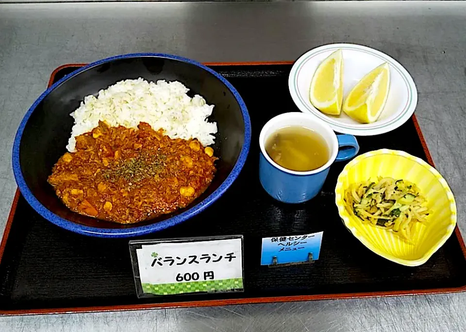 白石保険センター管理栄養士さんのヘルシーメニュー、さばカレー、切り干し大根ゴマしそサラダ、きのこスープ、麦入りごはん|nyama1さん