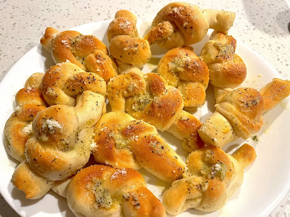 Snapdishの料理写真:Garlic butter knots|🌺IAnneさん