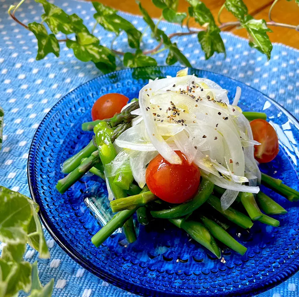 Snapdishの料理写真:🇮🇹私の好きなシンプルサラダ🥗アスパラ＋インゲンをメインに真っ白な玉ねぎと真っ赤なプチトマトを加えてイタリアンカラーに🇮🇹|Hollyさん