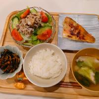 赤魚の西京焼き、豚しゃぶサラダ、ひじき煮、エビ餃子スープ