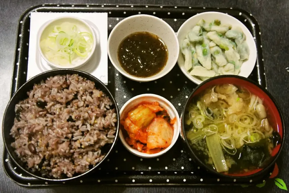 昨日の朝ご飯は家で、十六穀ごはんにえだまめ天、もずく酢、納豆、小松菜と舞茸とわかめの味噌汁、キムチ。|Mars＠釜飯作り研究中さん