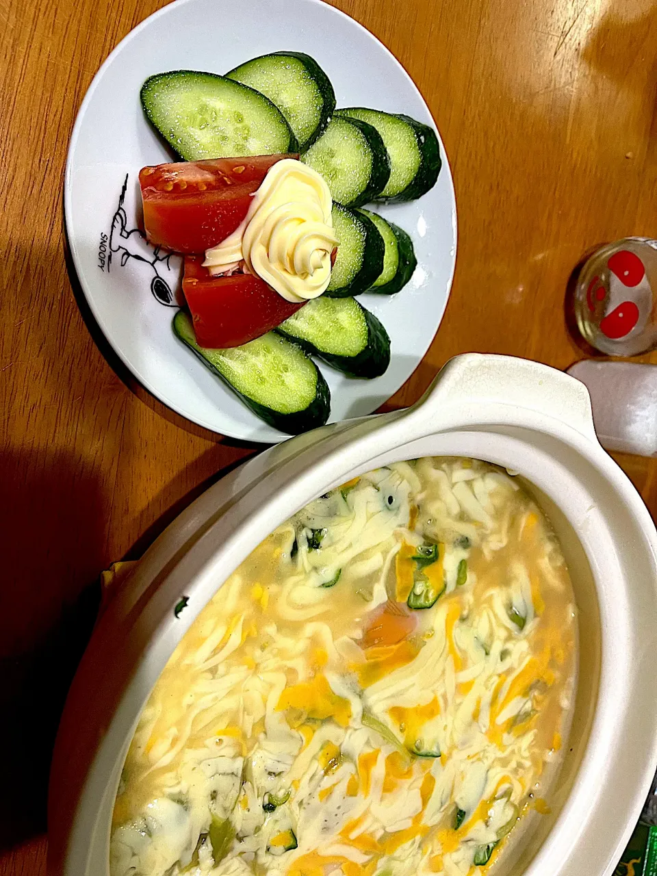 体があったまった #夕飯　夏野菜半熟玉子入りロウカット玄米チーズおじや、きゅうりトマトサラダ|ms903さん