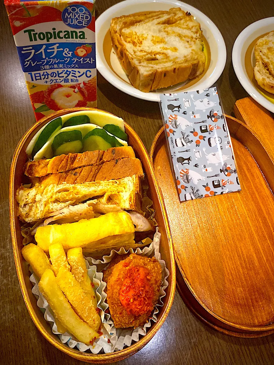 Snapdishの料理写真:お弁当🍱　サンドイッチ　チーズカレーブレッド　ハムソテー　卵焼き　フライドチキン　オーロラ辛ソース　クリスピーチキンシーズニング　フライドポテト　バター醤油シーズニング　ジュース　五穀アイスティー|ch＊K*∀o(^^*)♪さん