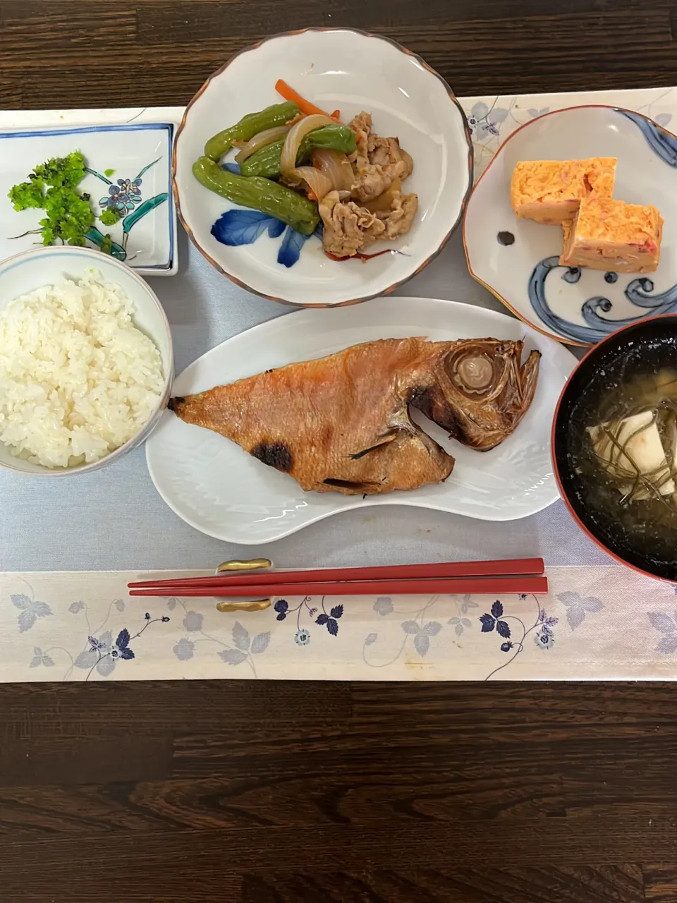 あまりにお腹が空いて、起きました💦チャチャと作った豚肉の生姜焼きと昨日の残り物と崩れ豆腐と茎わかめのお味噌汁、旦那さんのお土産の金目鯛❣️これが最高に美味しい❣️|tamemitiさん