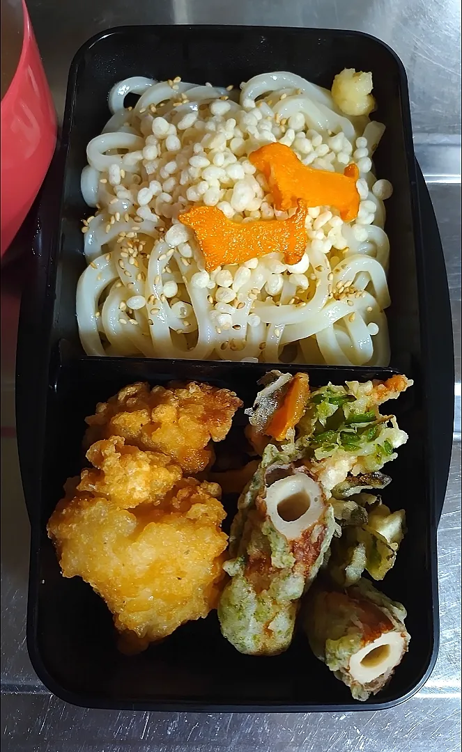 Snapdishの料理写真:旦那弁当　2022/6/16

うどん弁当
鶏の竜田揚げ
ピーマンとにんじんのかき揚げ
ちくわの磯辺揚げ|ユキヨメ♪さん