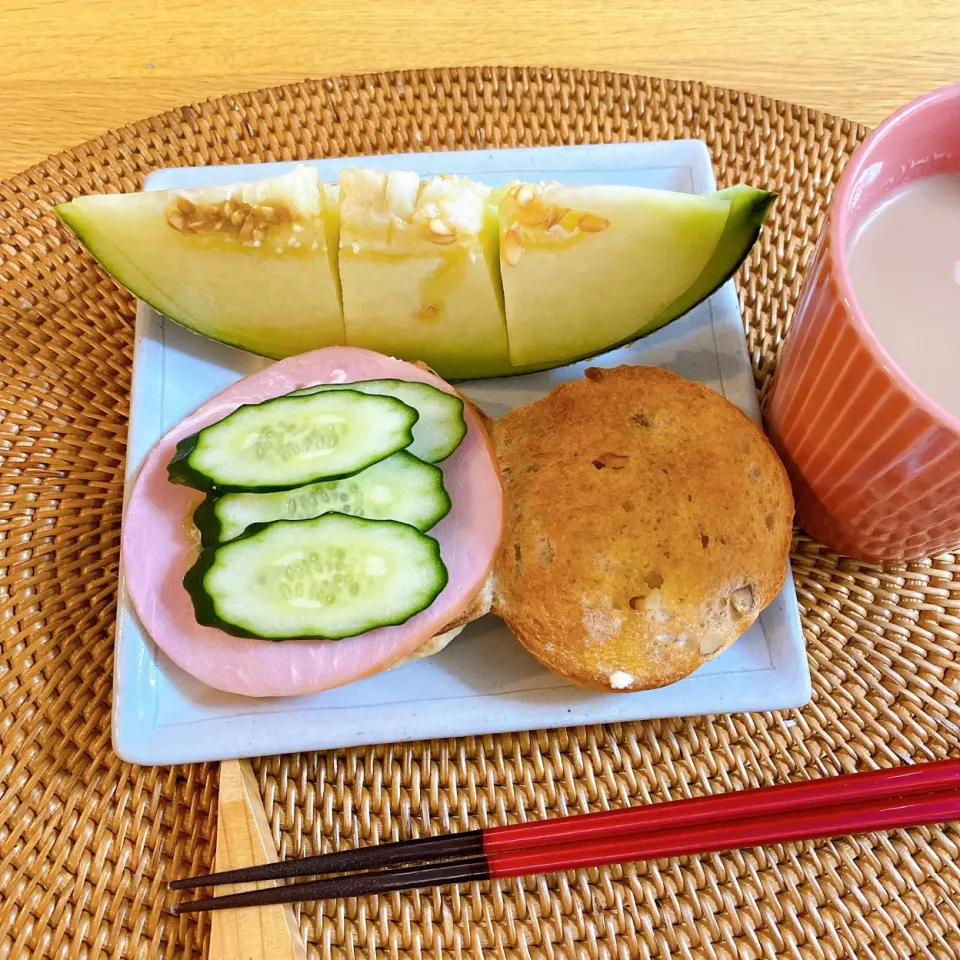 Snapdishの料理写真:クルミロールサンド　イバラキングというメロン🍈（いただきもの）（ありがたい）|tofu0_0さん