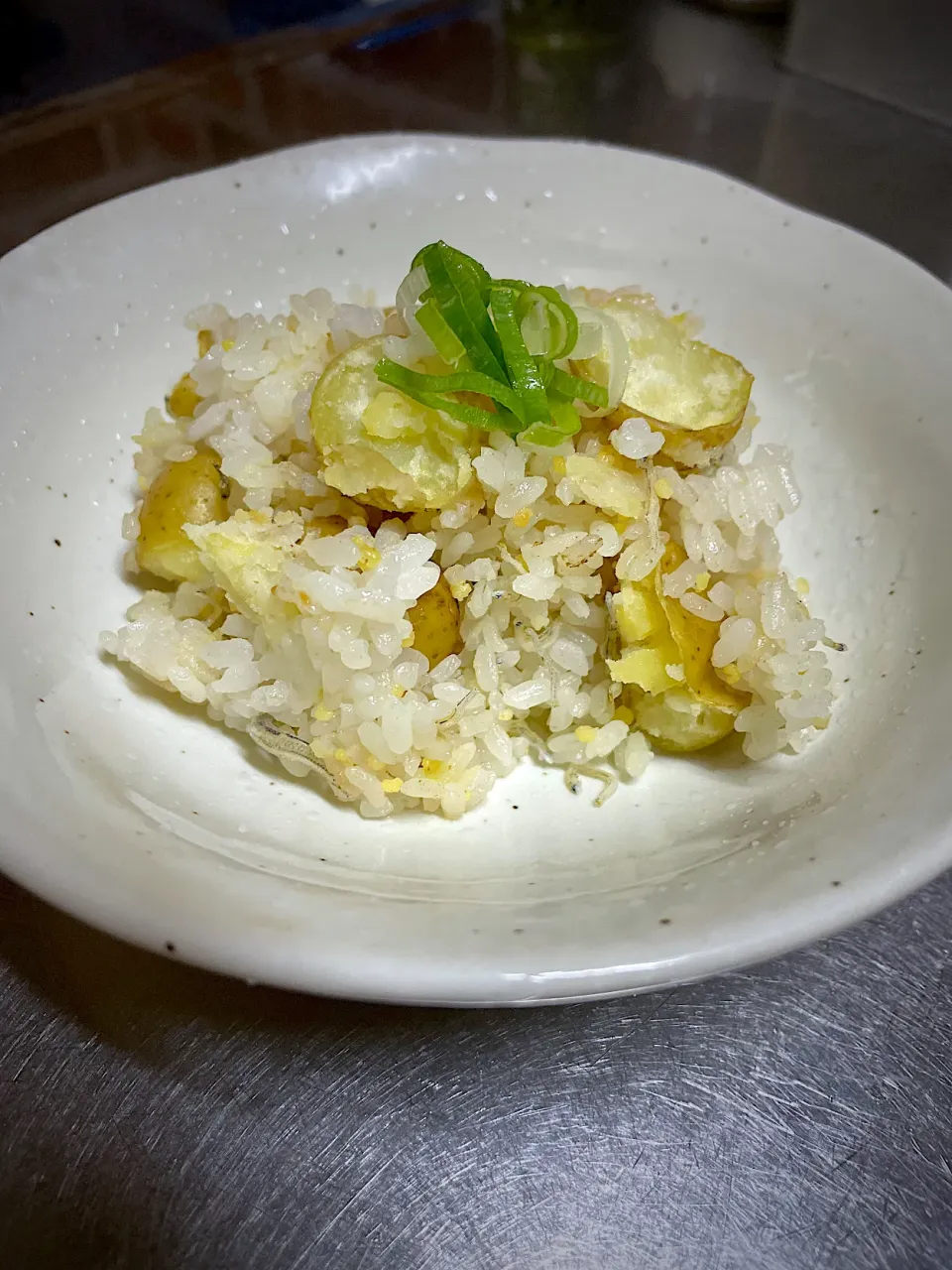 ヨッチャンさんの料理 採れたて新じゃが皮ごとご飯🍚✨ 皮の香りがたまらない😍💕|🌿ぴぴさん