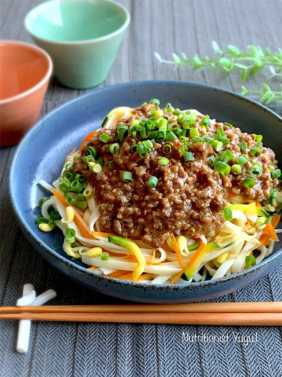 野菜と細うどんのジャージヤン麺風　ちょっとピリ辛|ゆーこどんさん