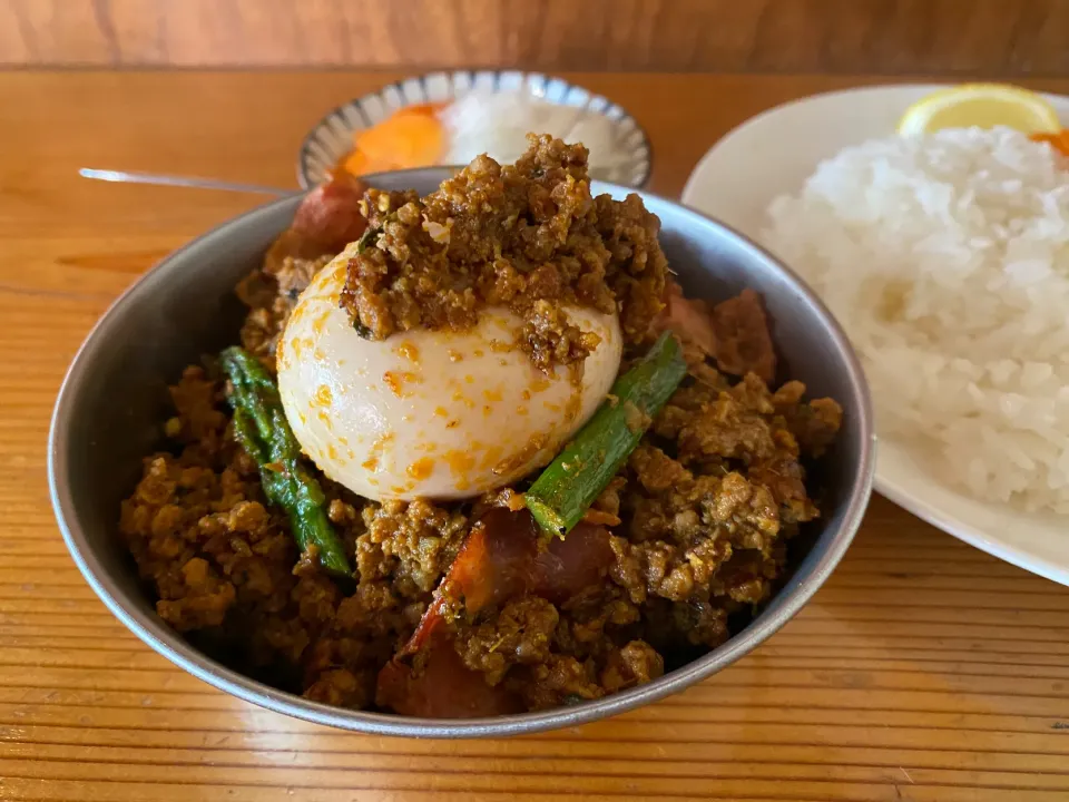 本日のランチは、キーマ8(アスパラベーコン)🔥🍛味玉トッピング🥚ピクルスマシマシ🥒|buhizouさん