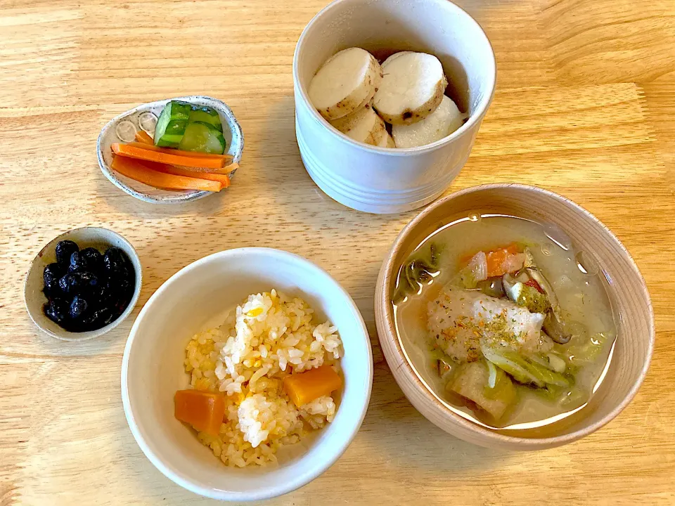 キムタクごはん🍚、粕汁、皮ごと蒸し山芋、黒豆煮、自家製ぬか漬け🥰|さくたえさん