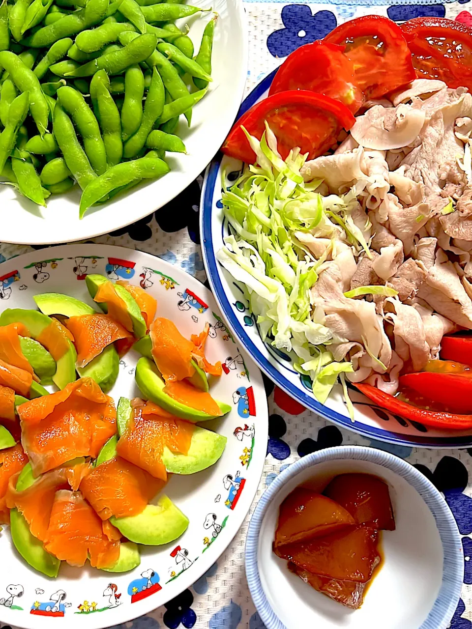 豚しゃぶ　トマト🍅　アボカド🥑サーモン　大根のべっこう煮　枝豆|4jinoanataさん