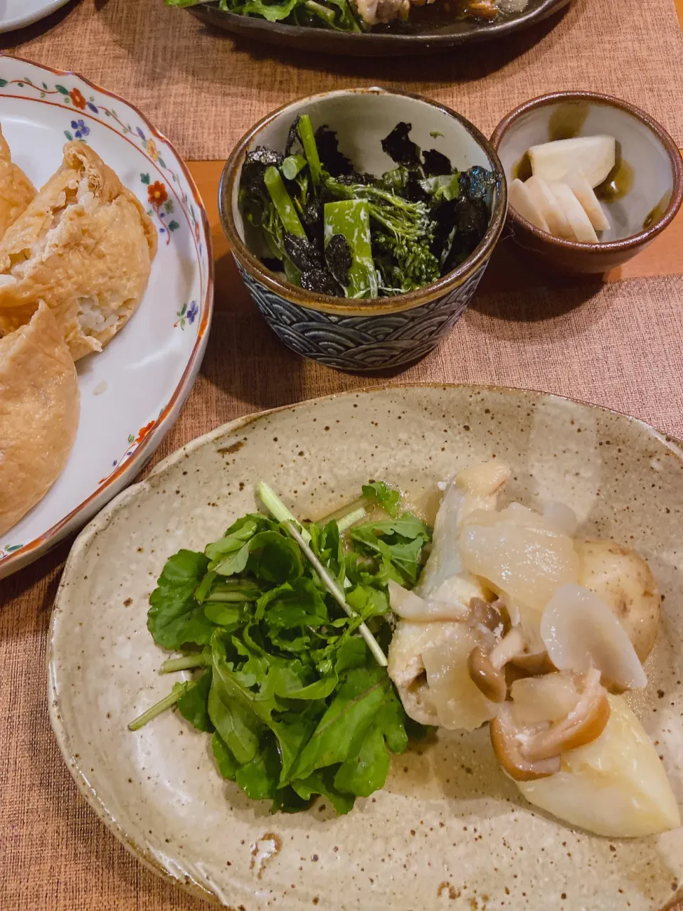 本日の晩御飯。枝豆ご飯のおいなりさんと鶏肉とジャガイモの塩煮、ブロッコリーでした|Kayotabemonoさん