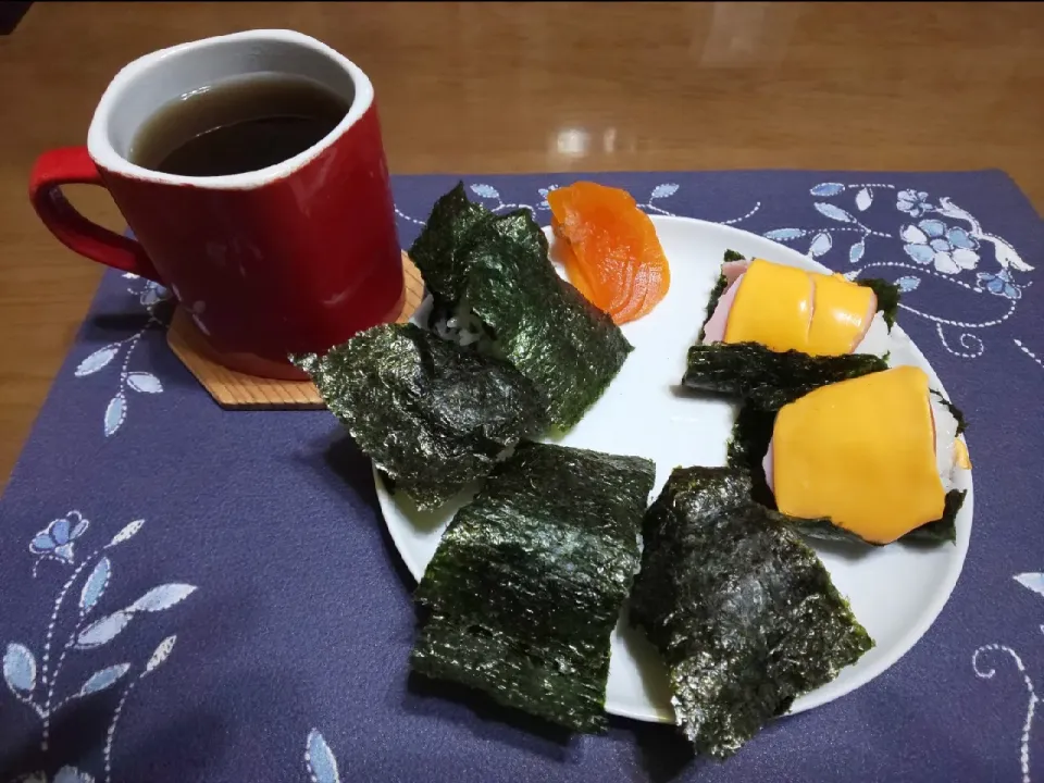 Snapdishの料理写真:ハムチーズおにぎりとふりかけおにぎりの朝ご飯|enarinさん