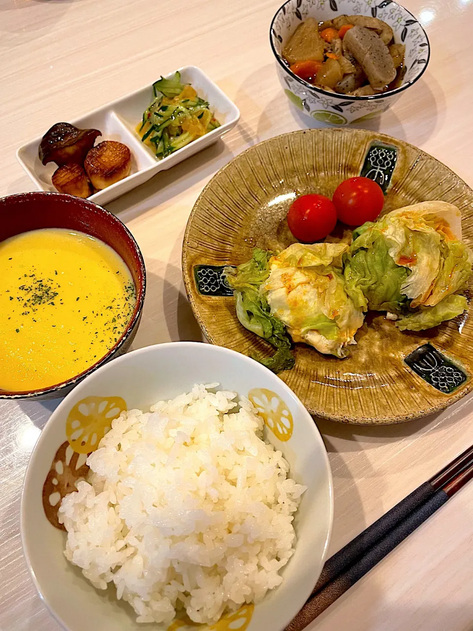 Snapdishの料理写真:鶏つくねレタス巻き　はたて風エリンギのしょうゆバター焼き　きゅうりとキクラゲ　コーンスープ　牛すじ煮込み|キヨさん