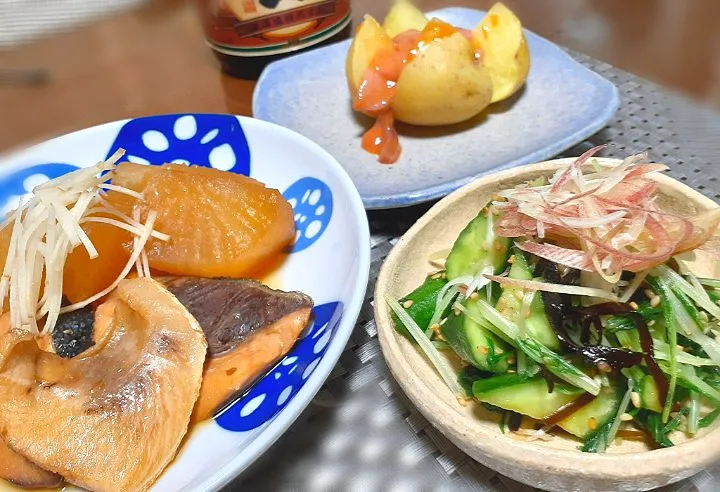 きなこさんの　水菜と🥒の塩昆布和えもの

ぶり大根🐟
新じゃがイカ塩辛のせ|びせんさん