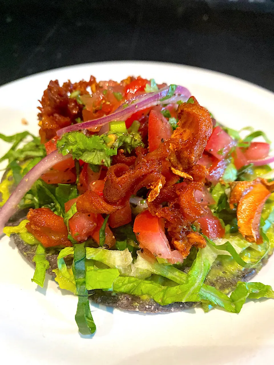 Tostada de chicharrón de caracol|daniela larbanoisさん