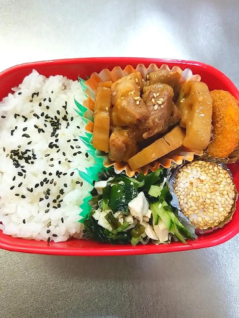 高校生男子 毎日弁当

🍴昨夜の残り詰め合わせ弁当
🍴カレーコロッケ(冷食)
🍴ゴマ団子(冷食)|Riapple🍎さん